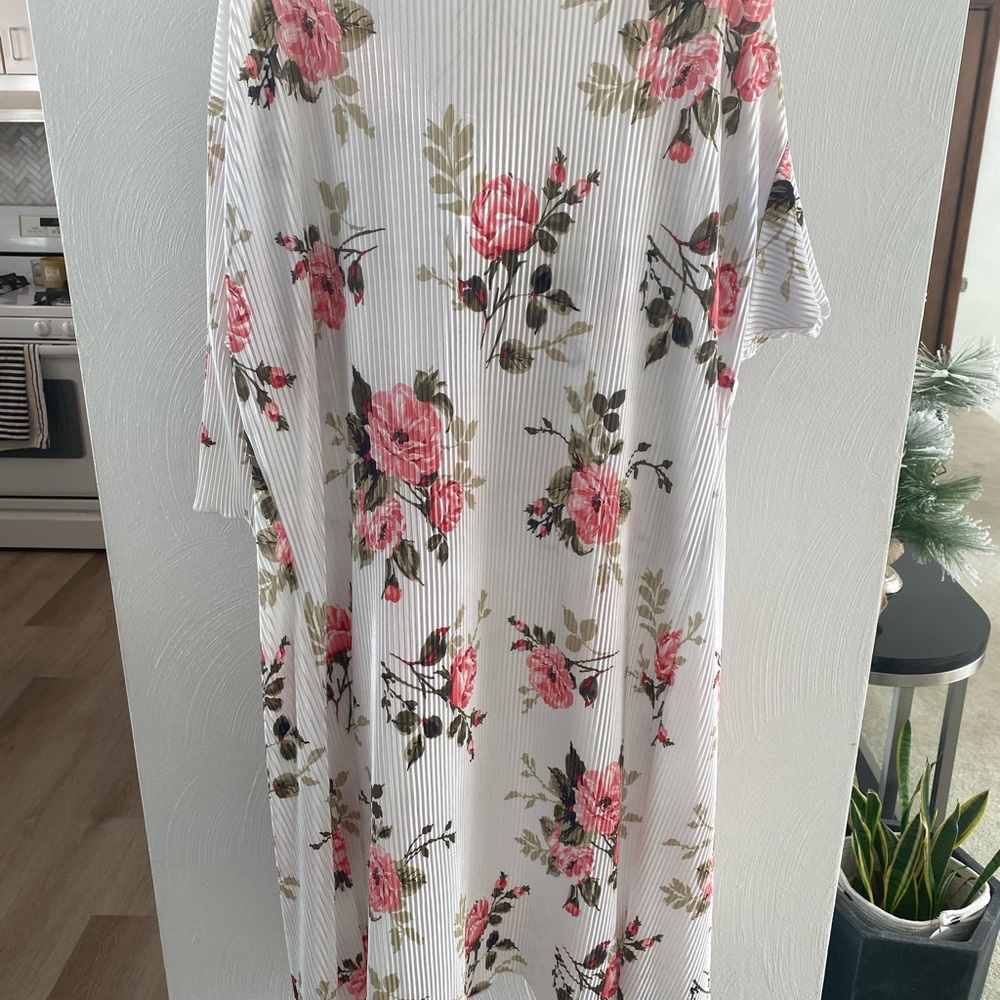 Slinky Lularoe kimono with floral pattern like new condition